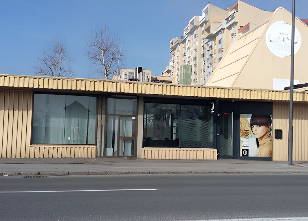 Zunanjost Lassana Frizerski Salon - Dunajska 209 v Ljubljani, Ljubljana, SI, prikazuje moderen vhod.