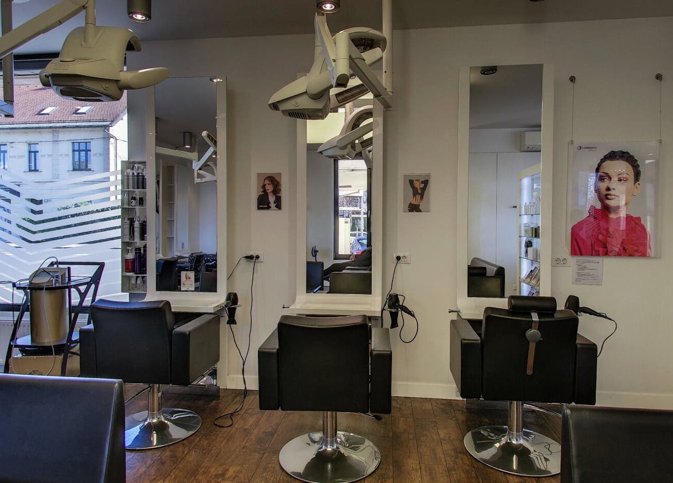 Notranjost Lassana Frizerski Salon - Dunajska 209, urejen salon v Ljubljani, Ljubljana, SI, s sodobnimi styling postajami.