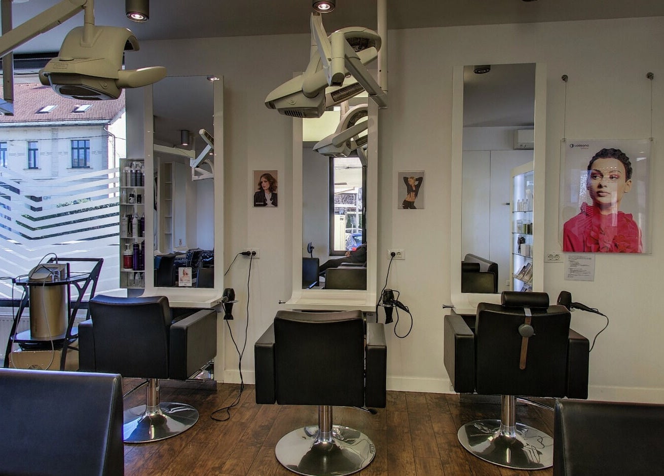 Notranjost Lassana Frizerski Salon - Dunajska 209, urejen salon v Ljubljani, Ljubljana, SI, s sodobnimi styling postajami.