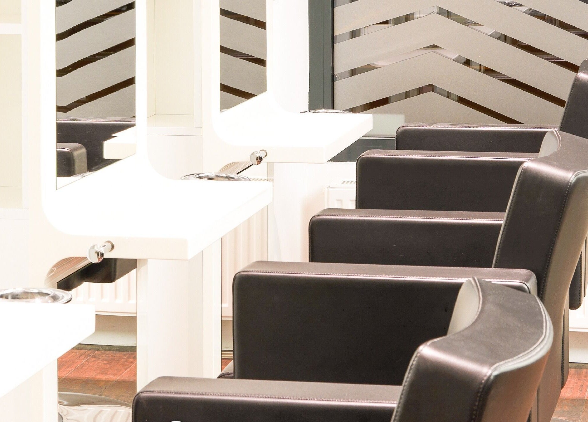 Sodobni interier Lassana Frizerski Salon - Dunajska 209 v Ljubljani, SI s stilskimi stoli in ogledali.