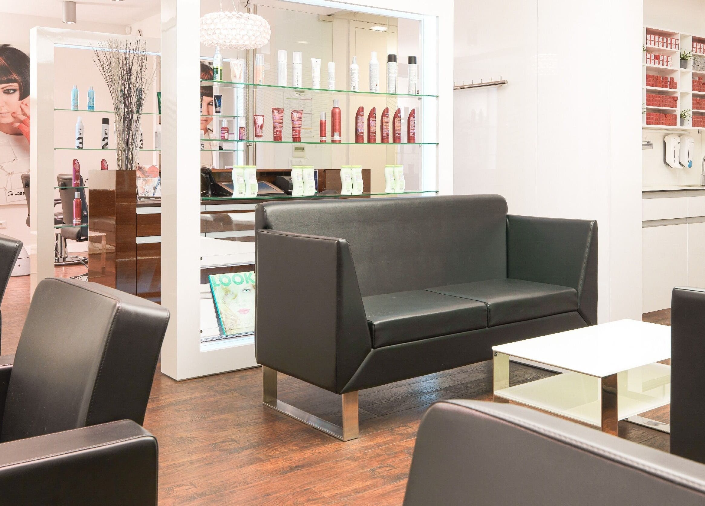 Notranjost Lassana Frizerski Salon - Dunajska 209, Ljubljana, Ljubljana, SI s sodobnim pohištvom.