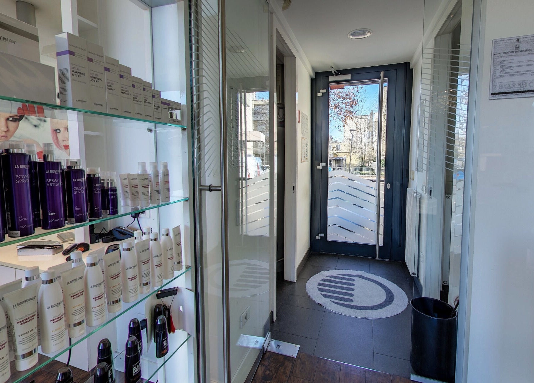 Notranjost Lassana Frizerski Salon - Dunajska 209, Ljubljana, Ljubljana, SI s kozmetičnimi izdelki na policah.