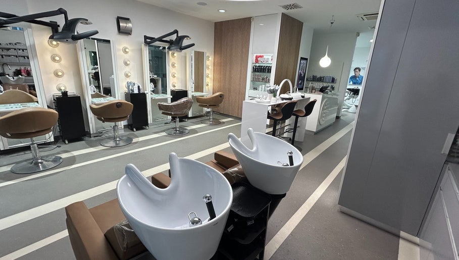 Notranjost salona Lassana Litijska 38 v Ljubljani, Ljubljana, SI z modernimi frizerskimi sedeži in umivalniki.