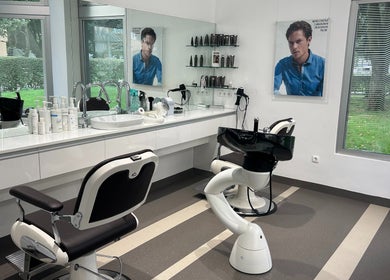 Eleganten notranji prostor Lassana Litijska 38 v Ljubljani z moderno opremo in ogledali.