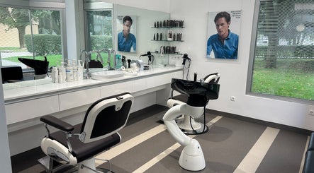 Eleganten notranji prostor Lassana Litijska 38 v Ljubljani z moderno opremo in ogledali.