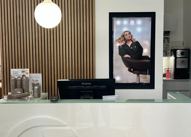 Recepcija Lassana Litijska 38, Ljubljana, s sodobno dekoracijo in osvetljavo.