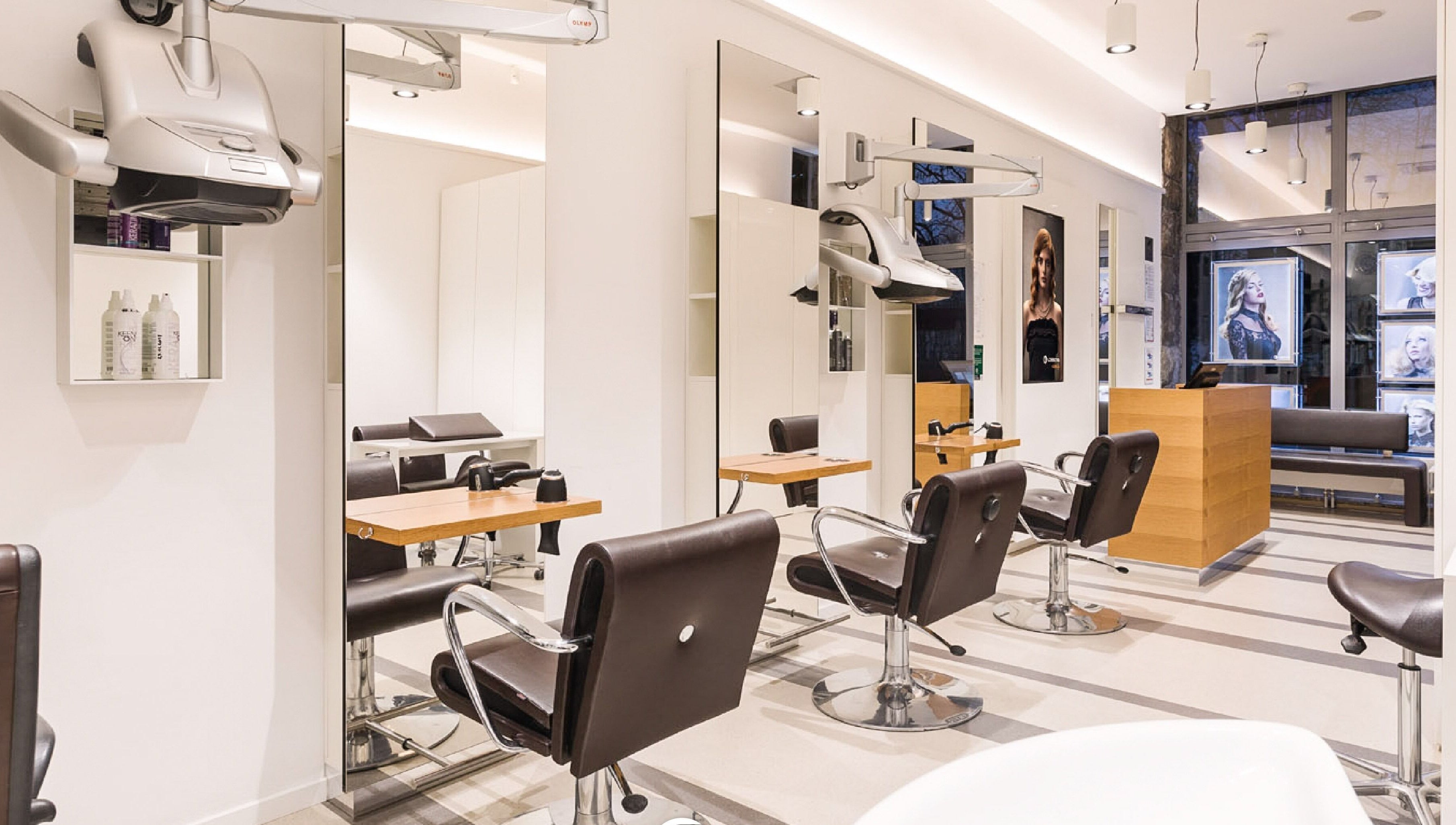 Elegantno notranjost Lassana Frizerski Salon - Poljanska 20c, Ljubljana, Ljubljana, SI, s sodobnimi stoli.