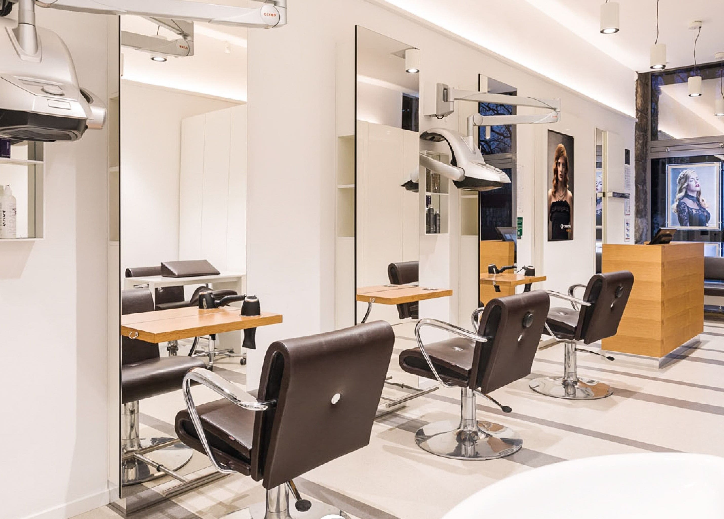 Elegantno notranjost Lassana Frizerski Salon - Poljanska 20c, Ljubljana, Ljubljana, SI, s sodobnimi stoli.