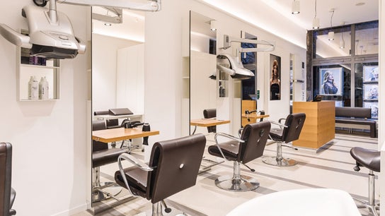 Elegantno notranjost Lassana Frizerski Salon - Poljanska 20c, Ljubljana, Ljubljana, SI, s sodobnimi stoli.