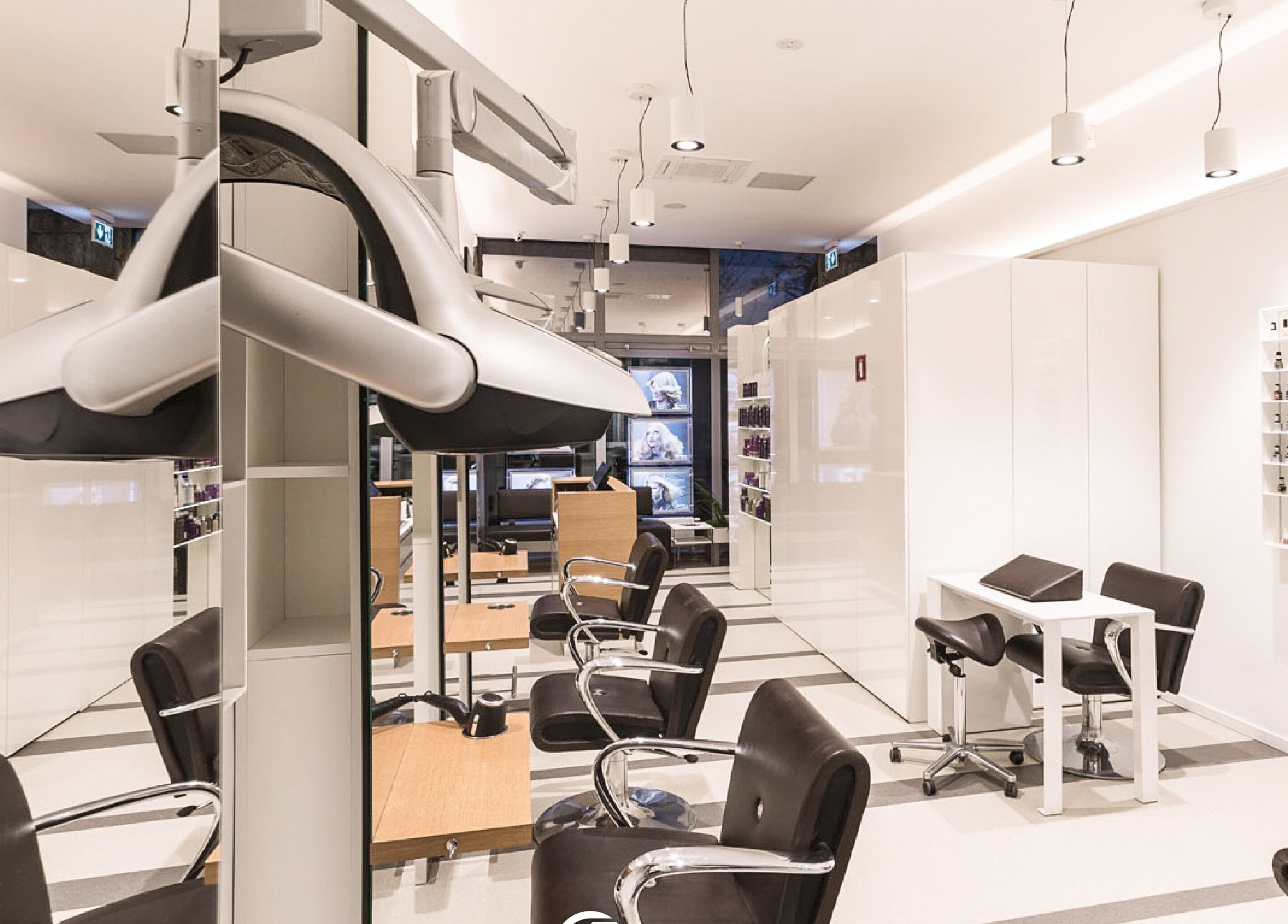 Elegant salon notranjost pri Lassana Frizerski Salon - Poljanska 20c, Ljubljana, Ljubljana, SI.