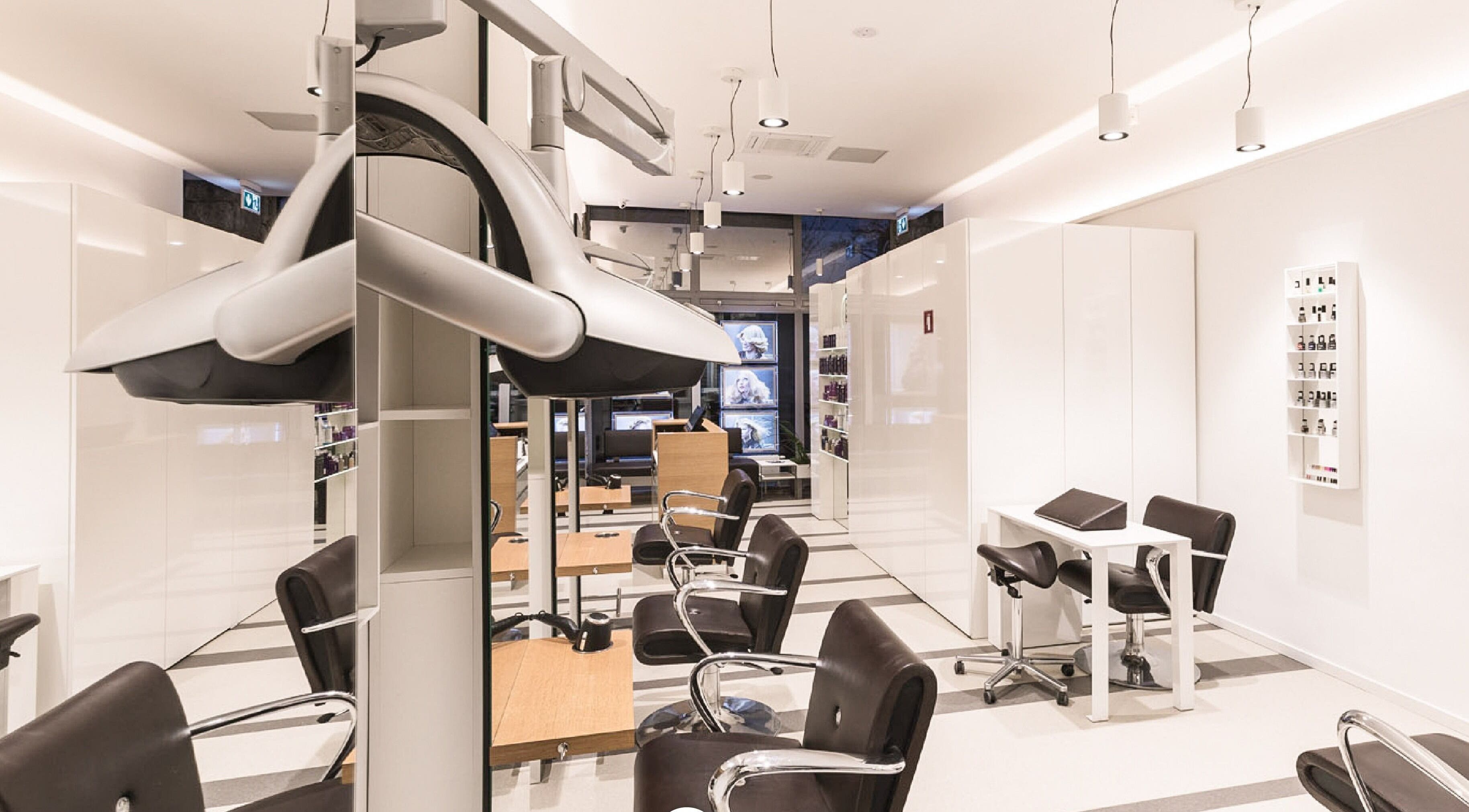 Elegant salon notranjost pri Lassana Frizerski Salon - Poljanska 20c, Ljubljana, Ljubljana, SI.