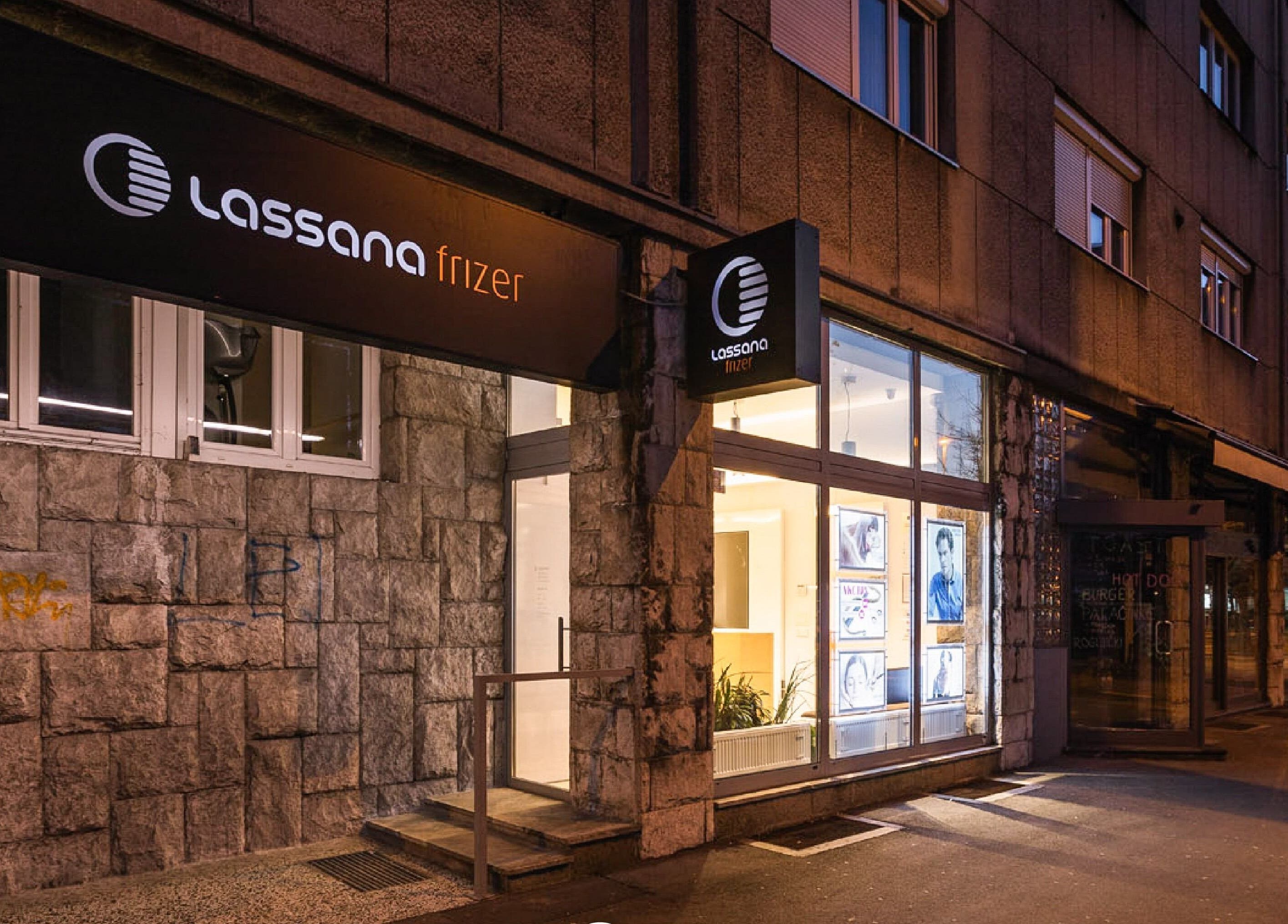 Nočna zunanja stran Lassana Frizerski Salon - Poljanska 20c, Ljubljana.
