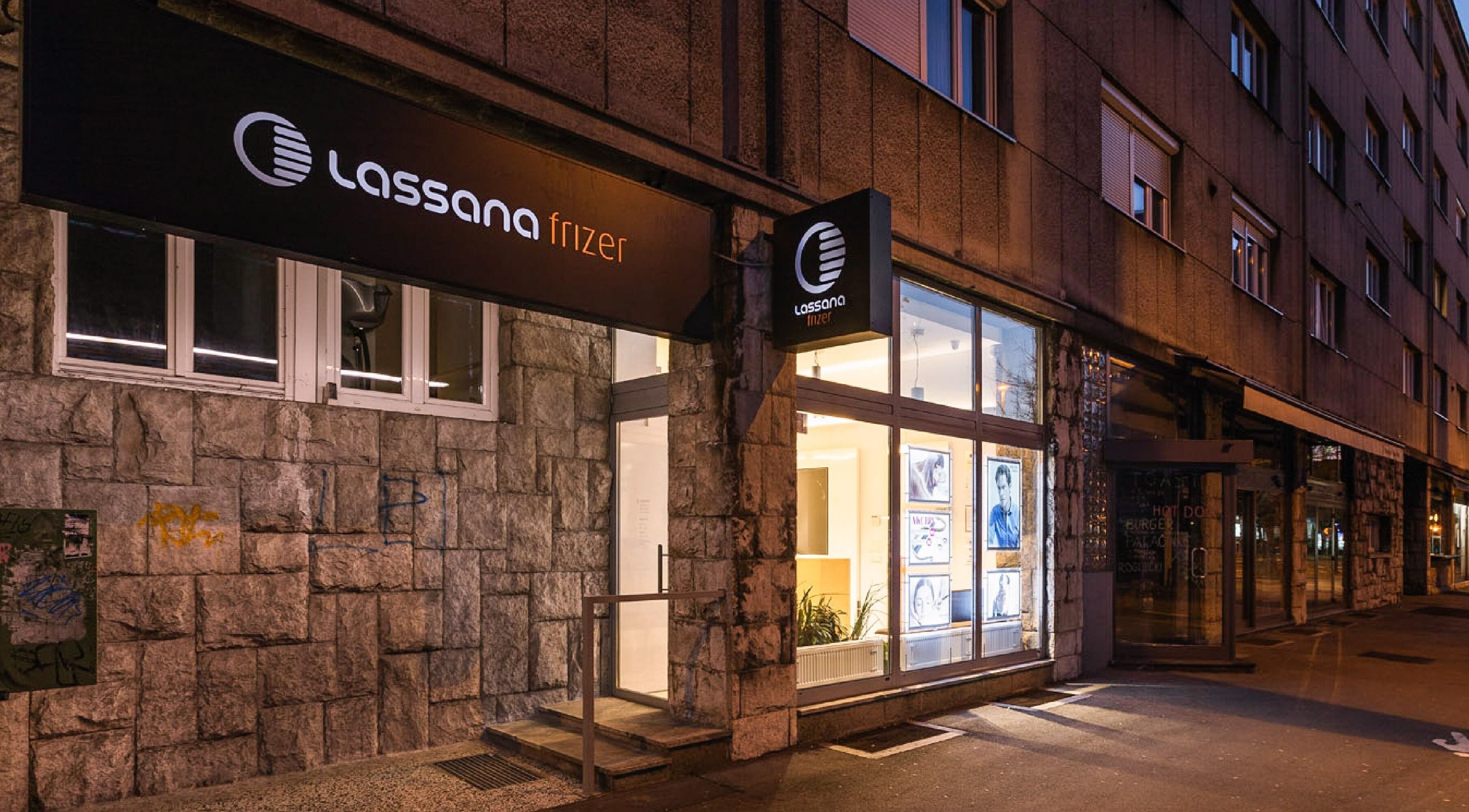 Nočna zunanja stran Lassana Frizerski Salon - Poljanska 20c, Ljubljana.