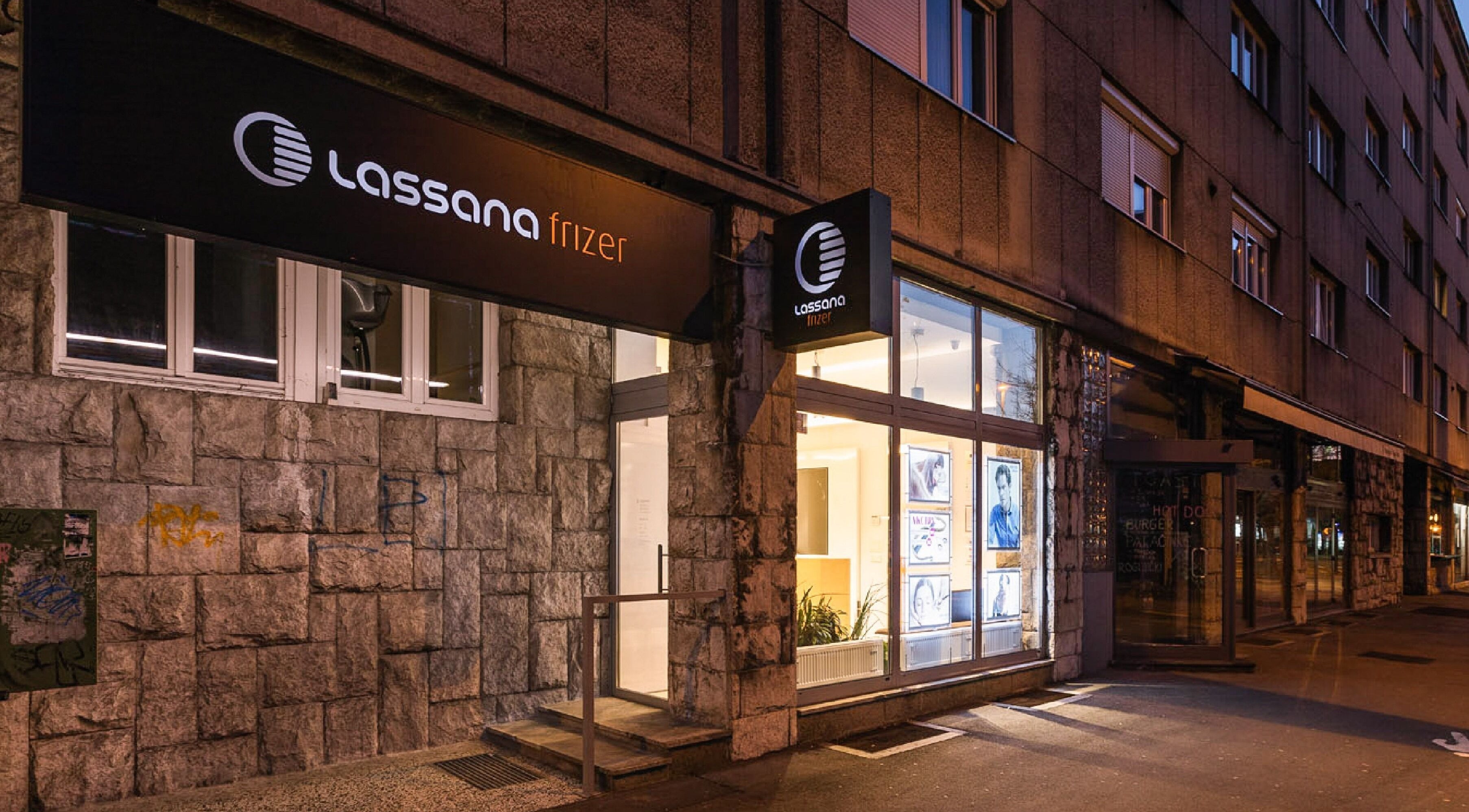Nočna zunanja stran Lassana Frizerski Salon - Poljanska 20c, Ljubljana.