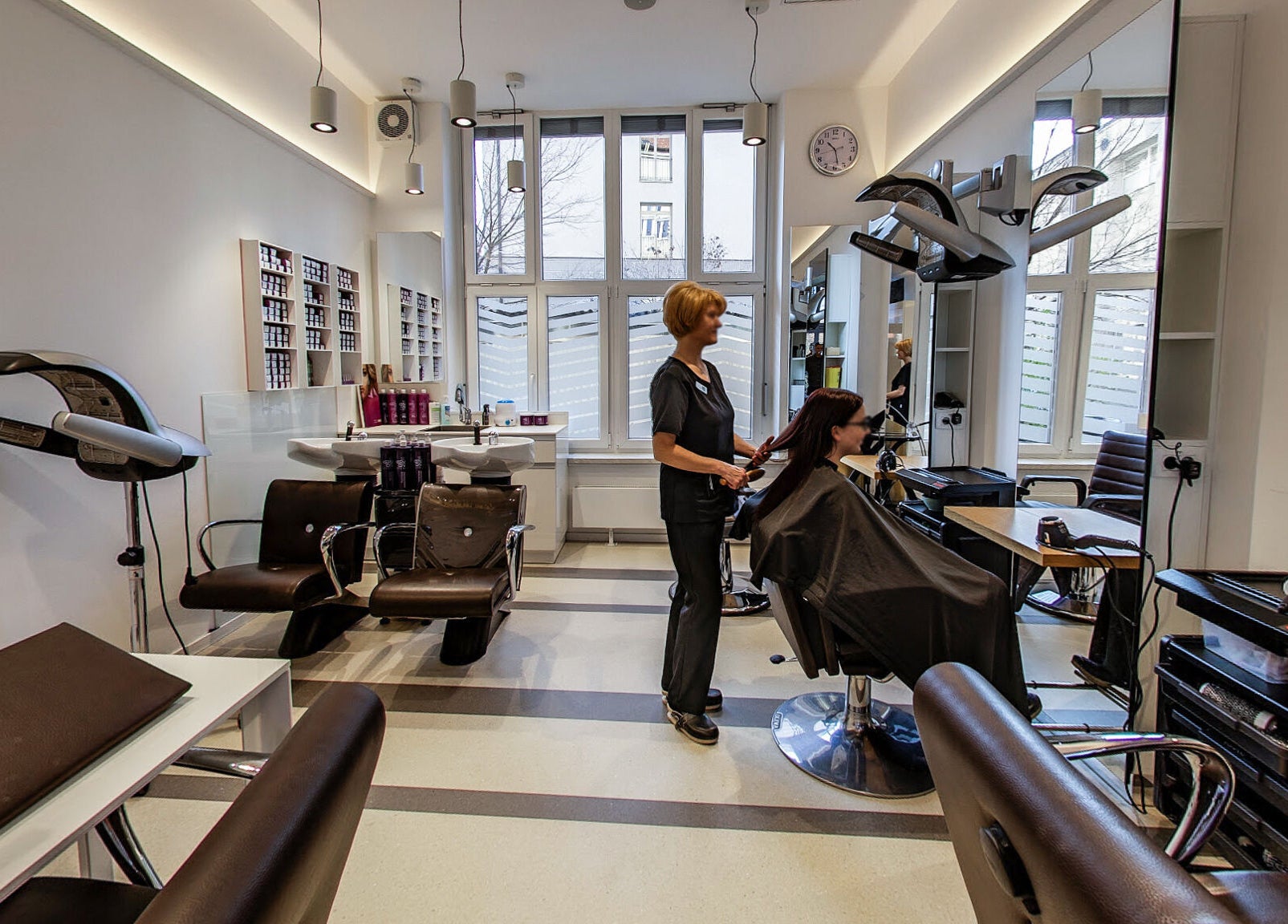 Sodobna notranjost Lassana Frizerski Salon - Poljanska 20c v Ljubljani, Ljubljana, SI.