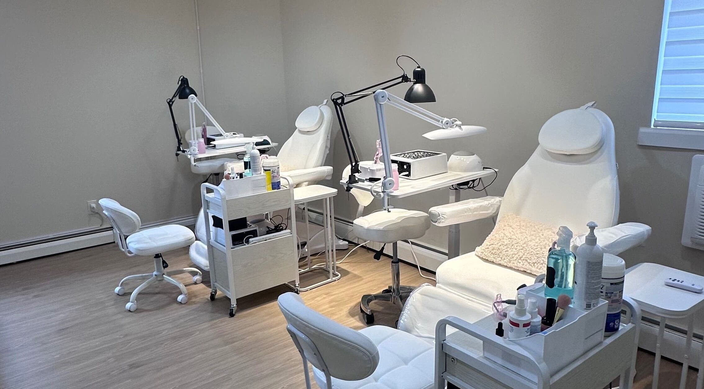 Lilynailsmaster Carle Place offers modern nail spa chairs in Carle Place, New York, US.