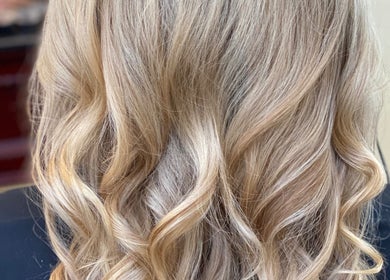 Blonde wavy hairstyle at Salon Posh & DeCara Makeup, Mamaroneck, New York, US.
