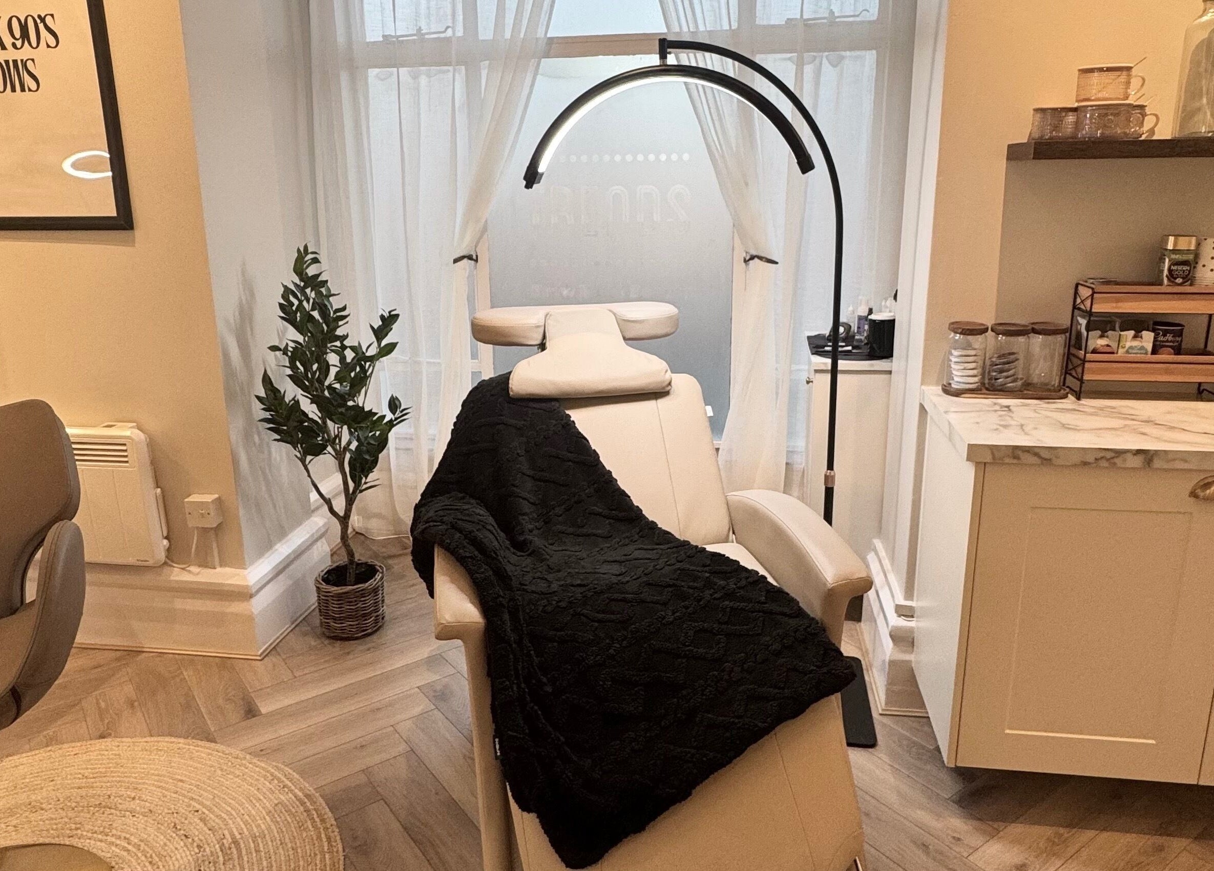 Relaxing chair and decor at Trends Brow Bar, Hoddesdon, England, GB.