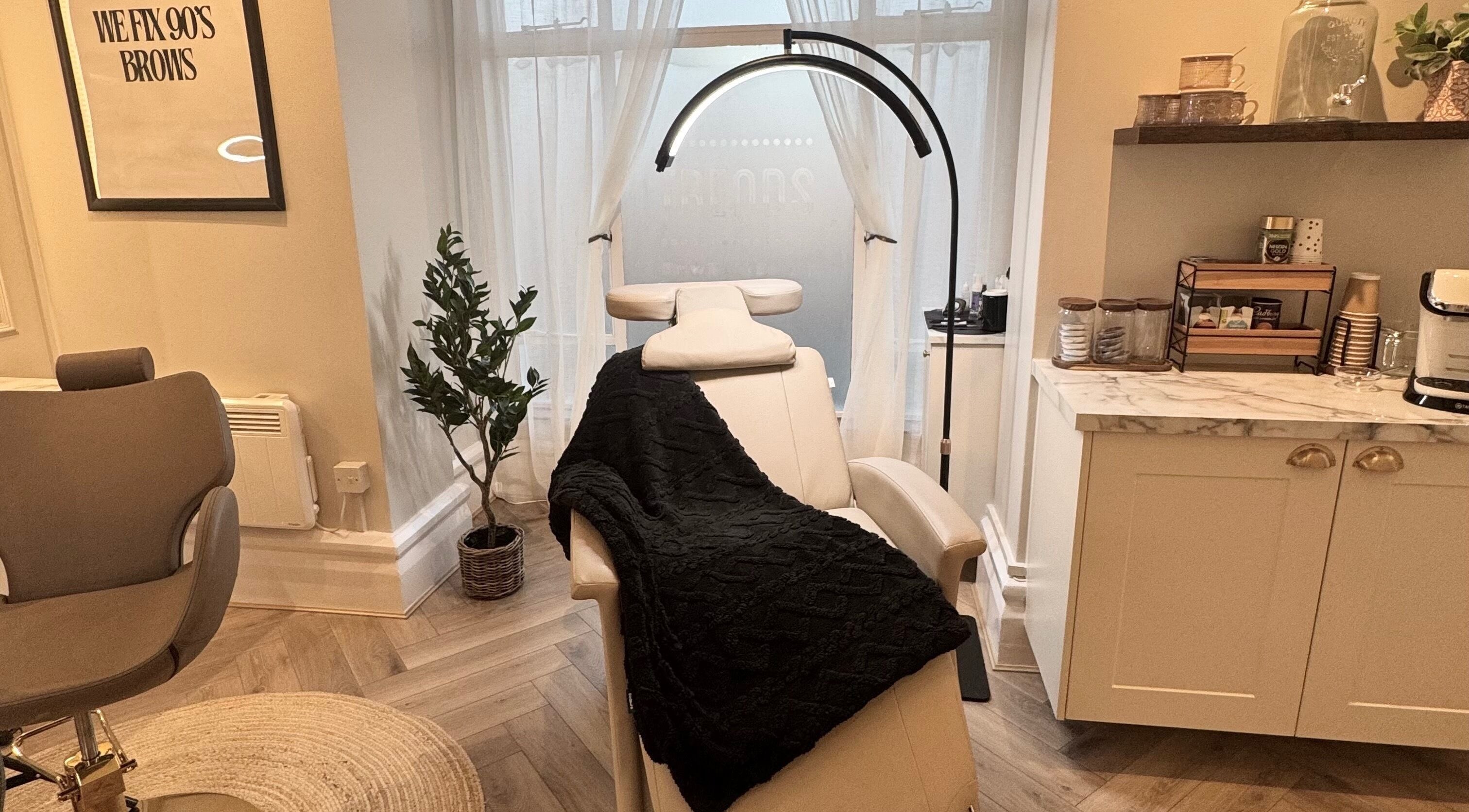 Relaxing chair and decor at Trends Brow Bar, Hoddesdon, England, GB.