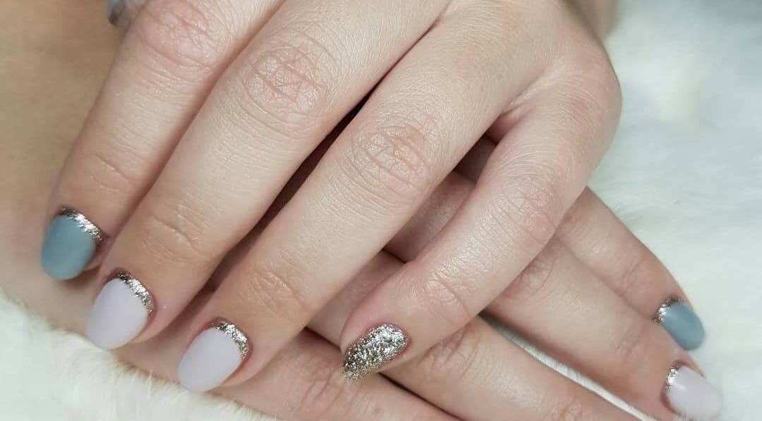 Elegante nagels met gouden glitter bij Nailed it by Tessa in Uithuizermeeden, Groningen, NL.