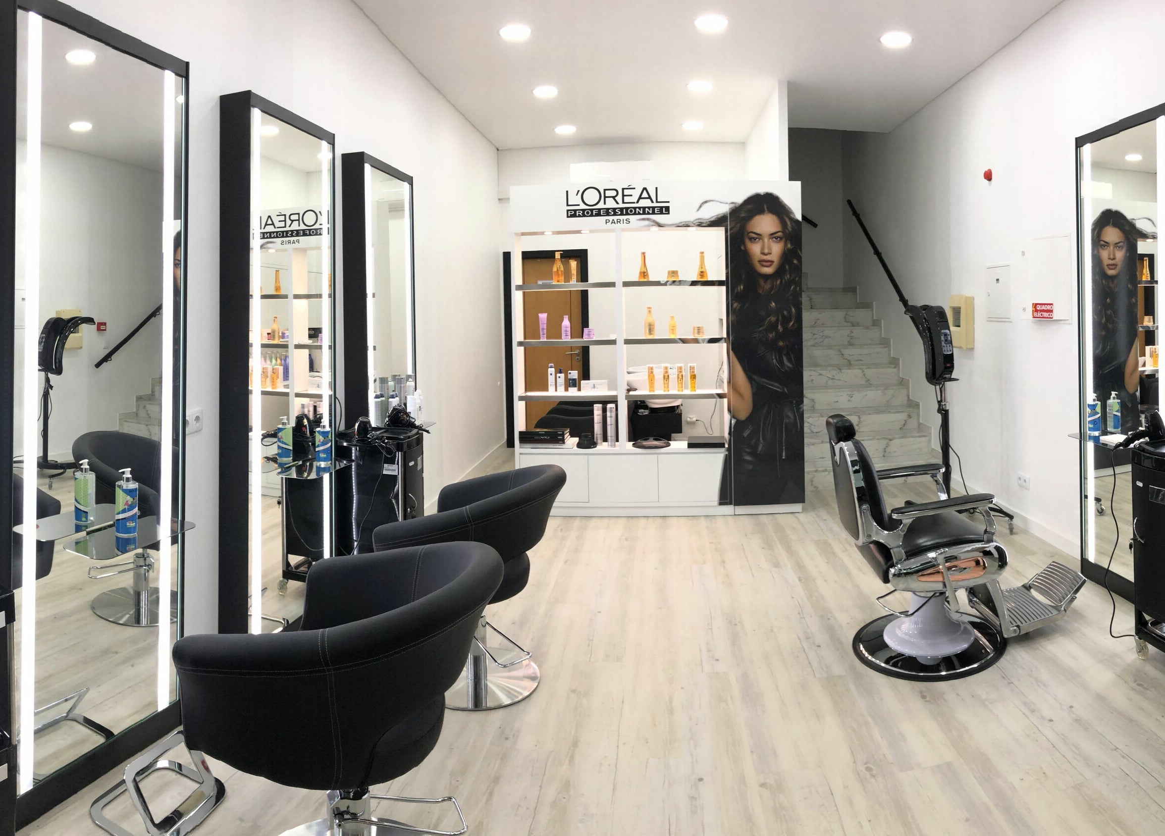 Espaço moderno de Beleza37 Mafra com cadeiras e espelhos. Localizado em Mafra, Lisboa, PT.