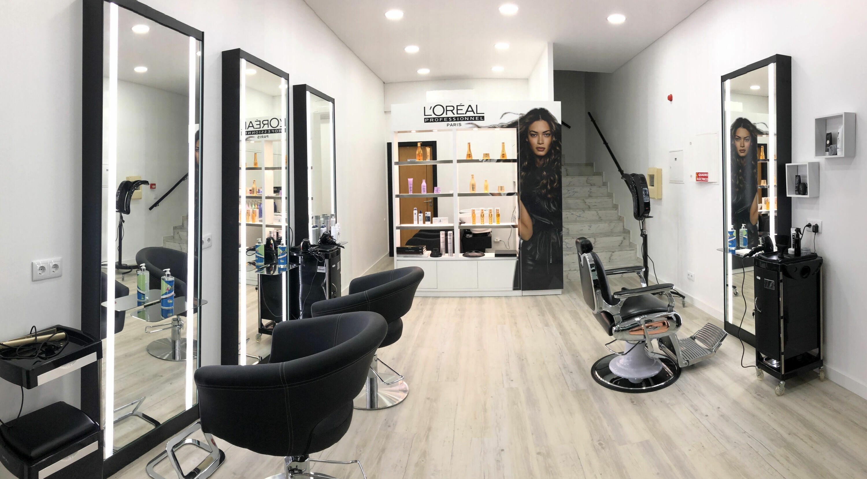 Espaço moderno de Beleza37 Mafra com cadeiras e espelhos. Localizado em Mafra, Lisboa, PT.