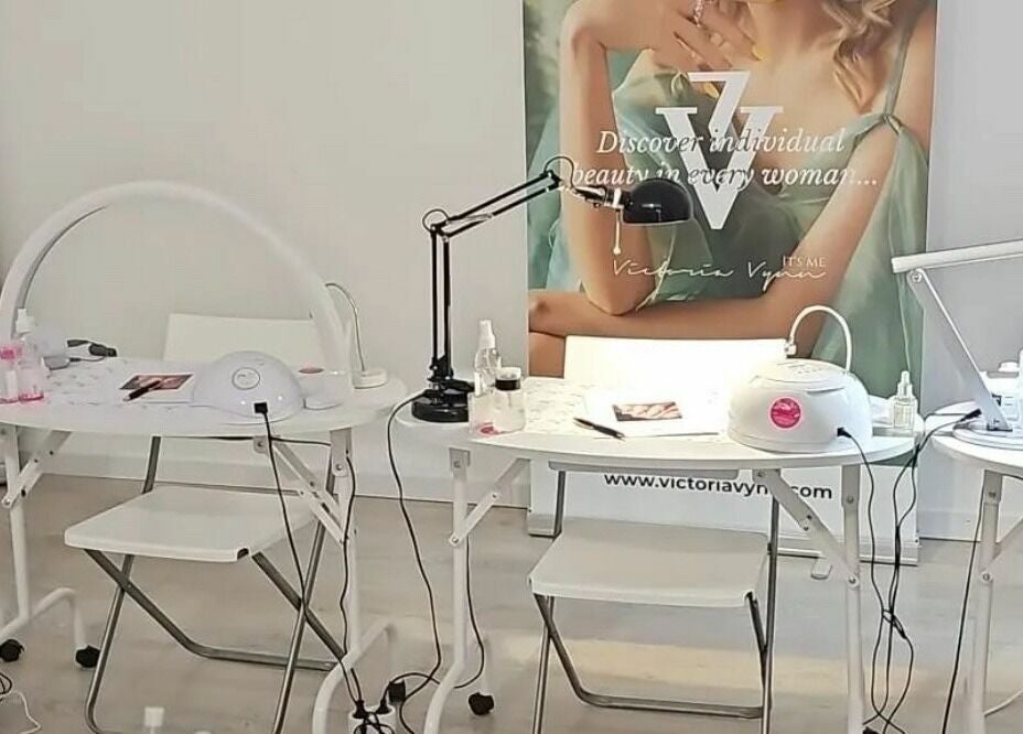 Espaço de manicure no Beleza37 Mafra em Mafra, Lisboa, PT com mesas e equipamentos modernos.