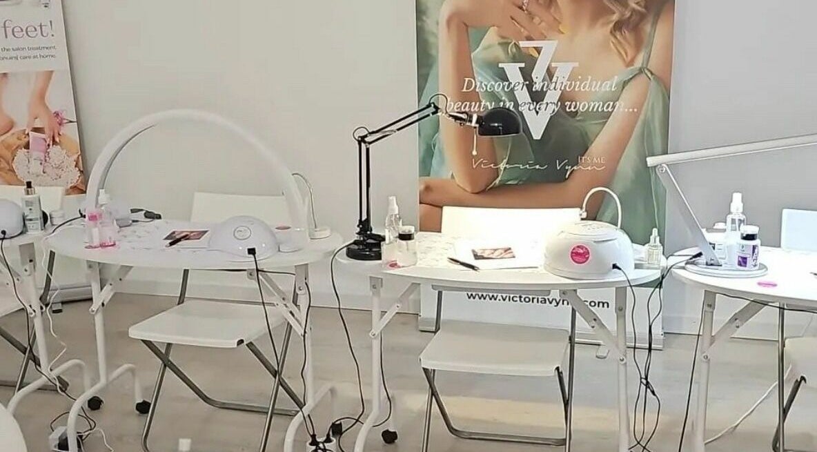 Espaço de manicure no Beleza37 Mafra em Mafra, Lisboa, PT com mesas e equipamentos modernos.