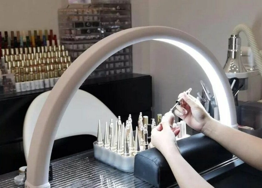 Estação de manicure em Beleza37 Mafra, Lisboa, PT, com aplicação de esmalte.