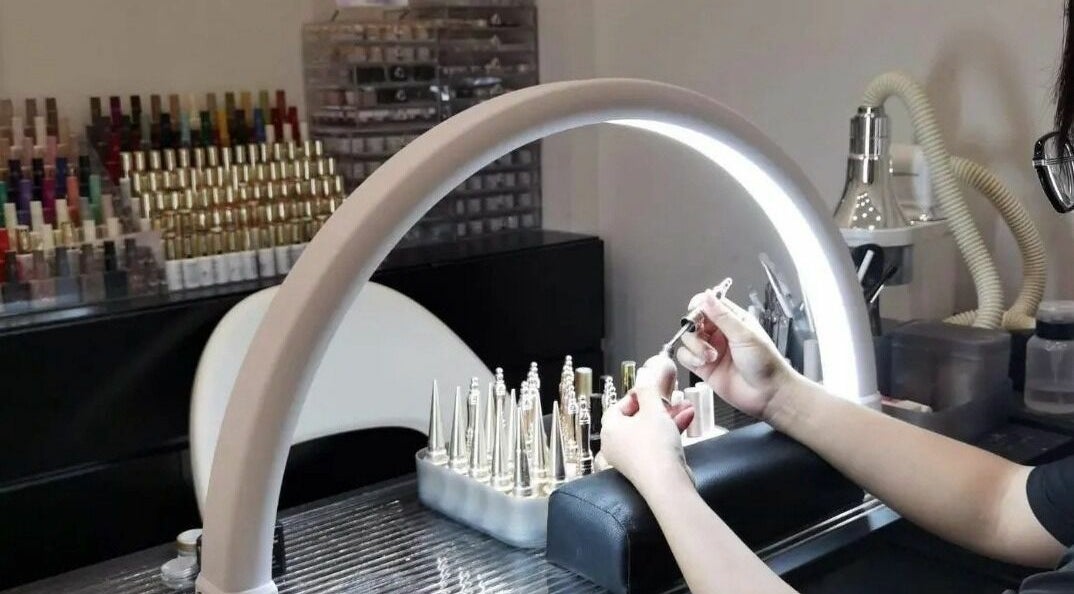 Estação de manicure em Beleza37 Mafra, Lisboa, PT, com aplicação de esmalte.