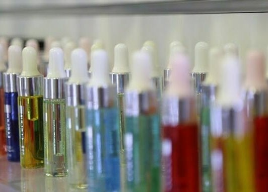 Frascos coloridos de séruns exibidos na Beleza37 Mafra, Mafra, Lisboa, PT, realçando cuidados de beleza.