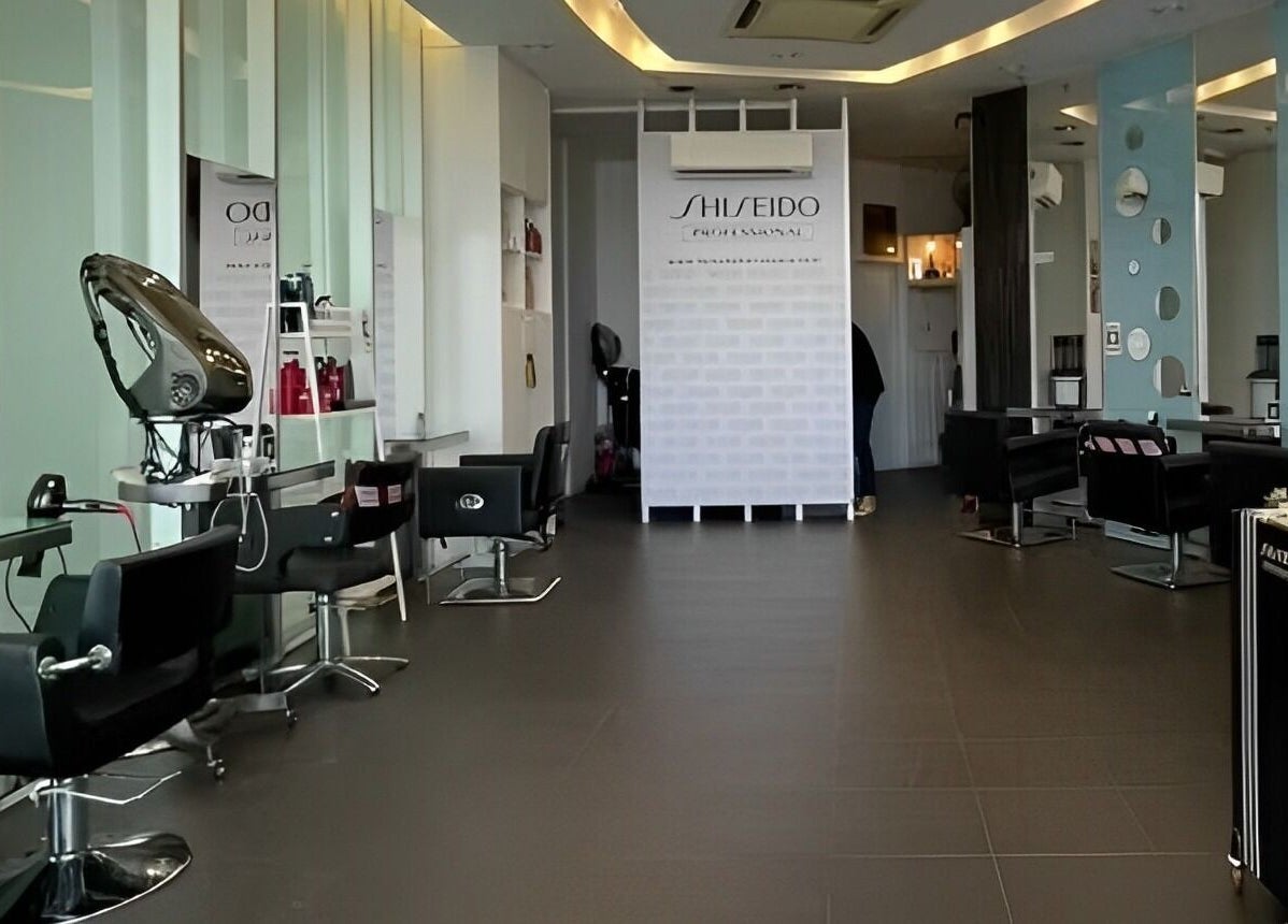 Modern interior of Fortune Hair Studio in Bayan Lepas, Pulau Pinang, MY showcasing elegant salon chairs and mirrors.