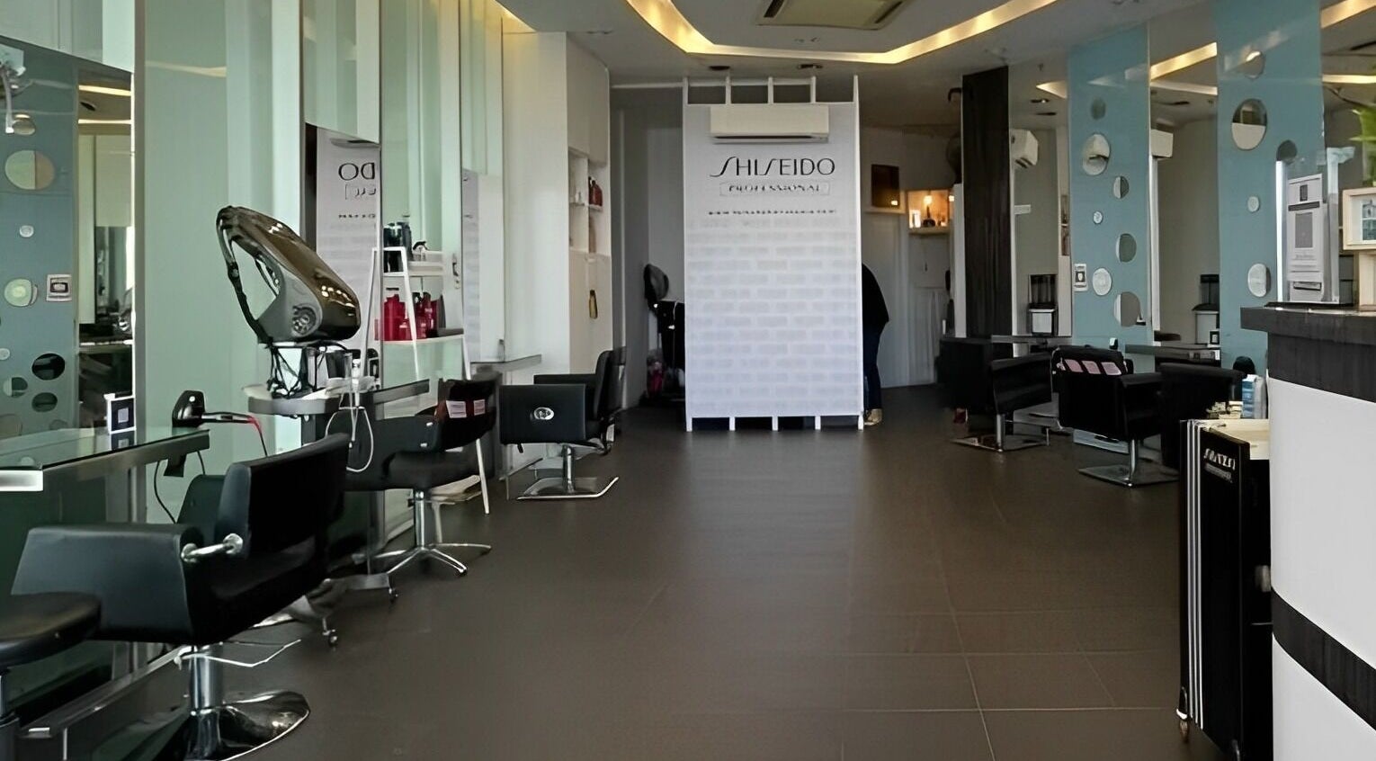 Modern interior of Fortune Hair Studio in Bayan Lepas, Pulau Pinang, MY showcasing elegant salon chairs and mirrors.
