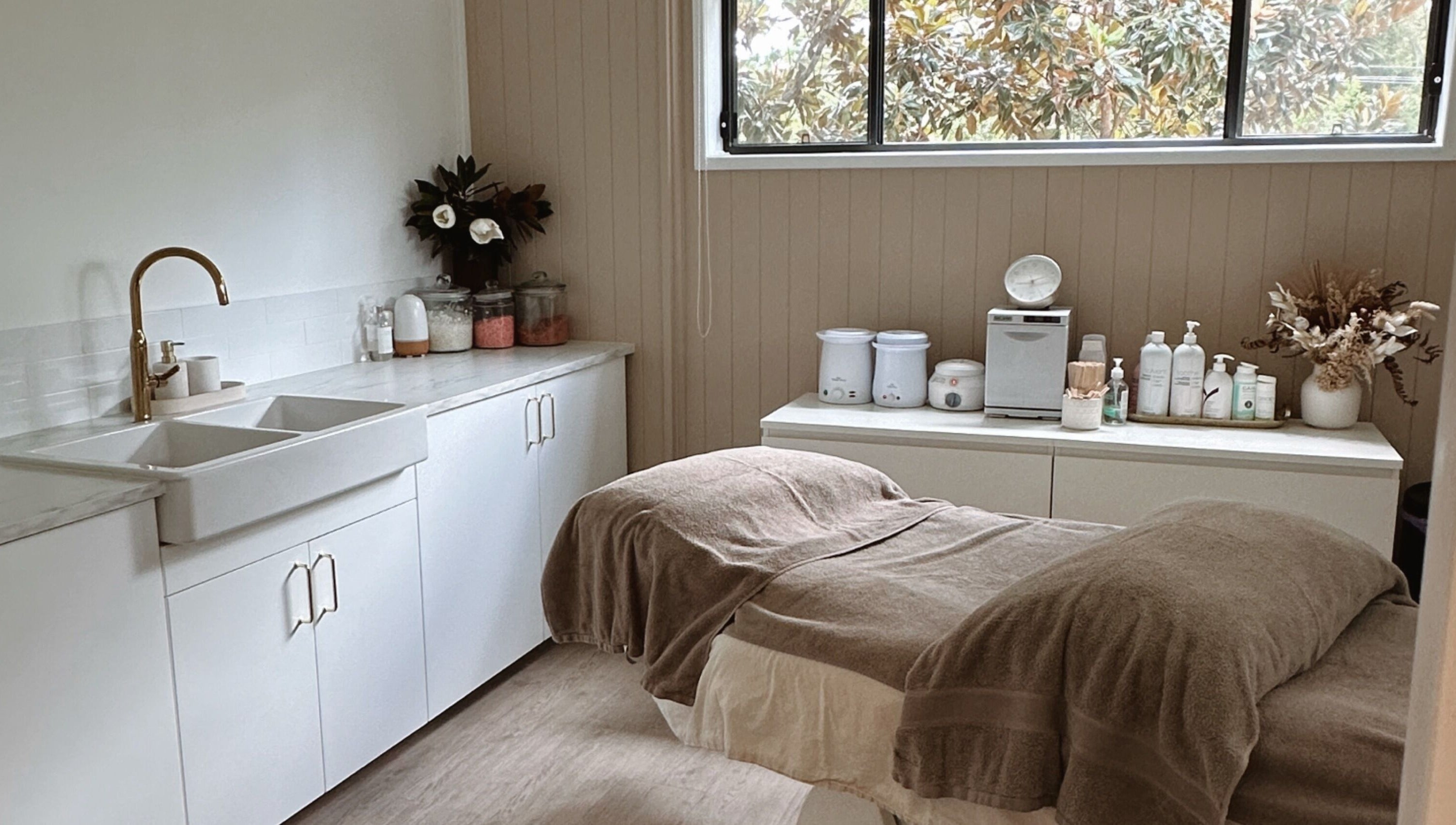 Peaceful treatment room at Beauté by Janita, Kiels Mountain, Queensland, AU with cozy massage table.