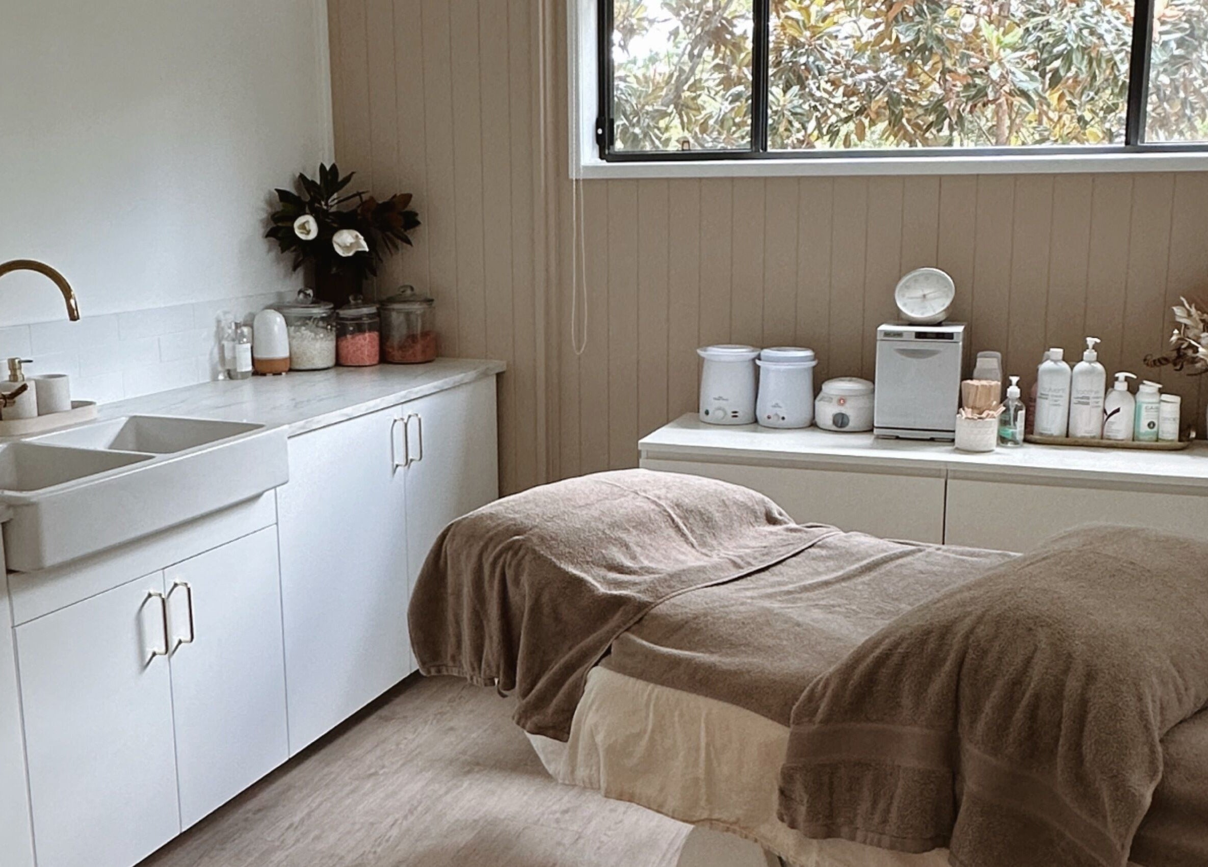Peaceful treatment room at Beauté by Janita, Kiels Mountain, Queensland, AU with cozy massage table.