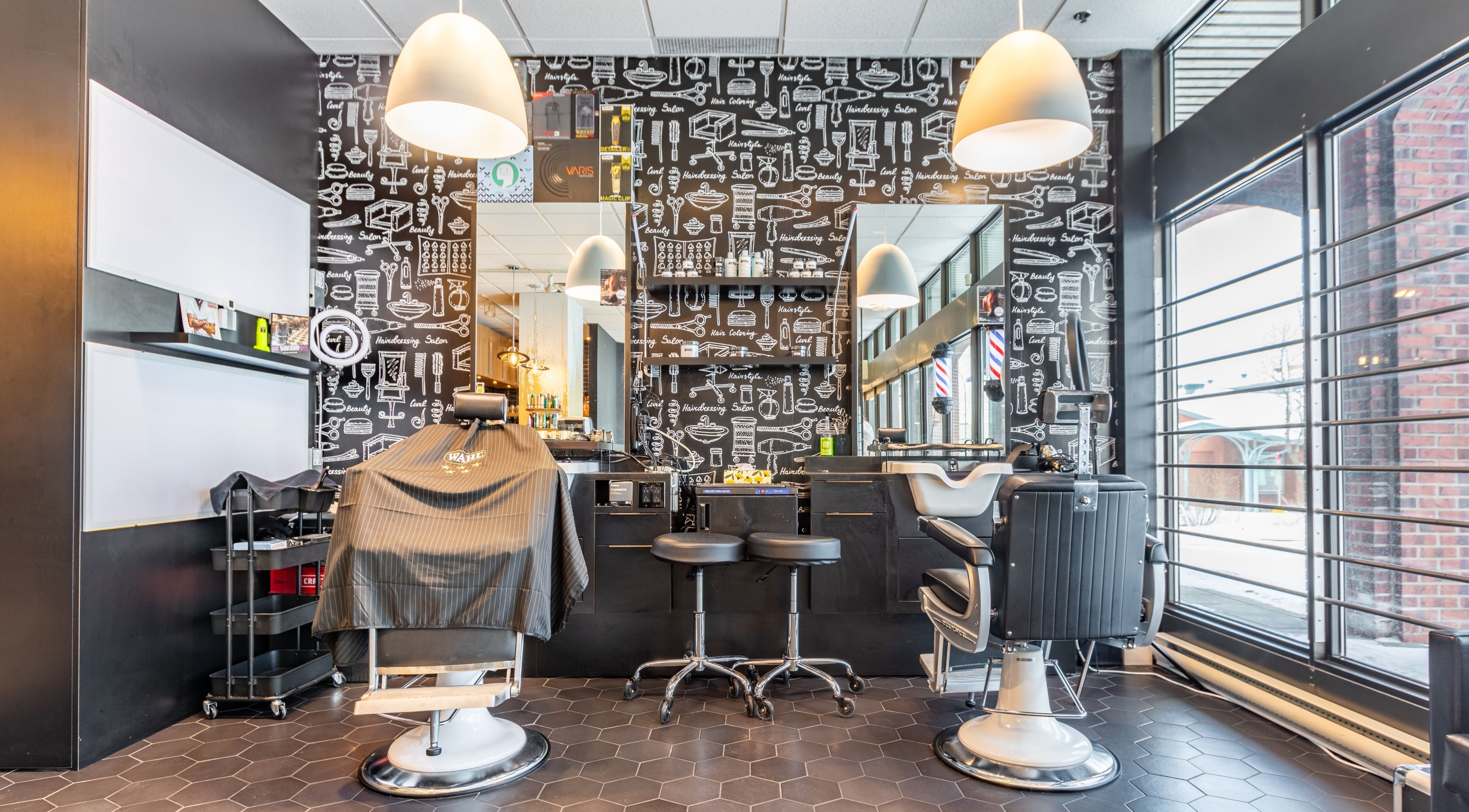 Intérieur moderne du salon chez De Neuville Coiffure Esthétique et Lebiobar à Montréal, Québec, CA.
