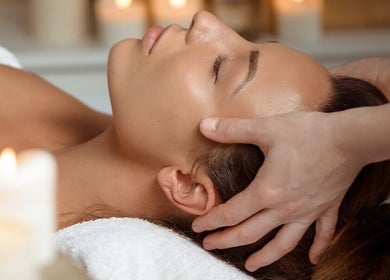 Rustgevende massage bij Schoonheidssalon Claudia in Zandvoort, Noord-holland, NL, voor ultieme ontspanning.