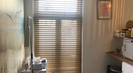 Rustieke behandelkamer in Schoonheidssalon Claudia, Zandvoort, Noord-holland, NL met warme zonlichtinval.