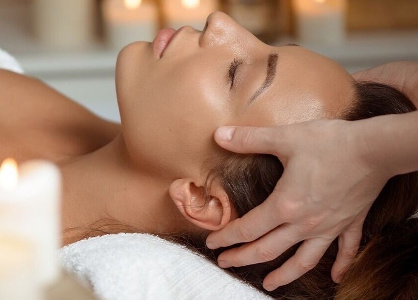 Ontspannende massage bij Schoonheidssalon Claudia, Zandvoort, Noord-holland, NL met sfeervolle kaarsen.