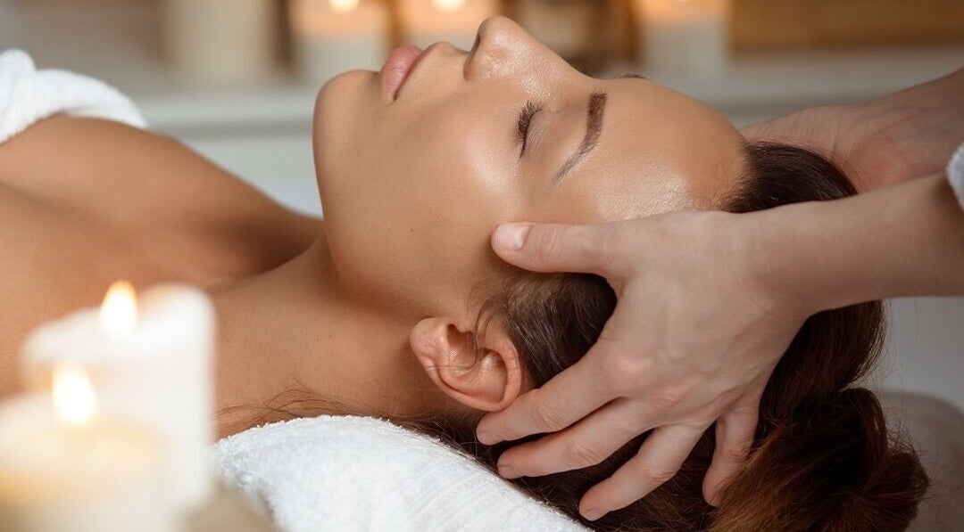 Ontspannende massage bij Schoonheidssalon Claudia, Zandvoort, Noord-holland, NL met sfeervolle kaarsen.