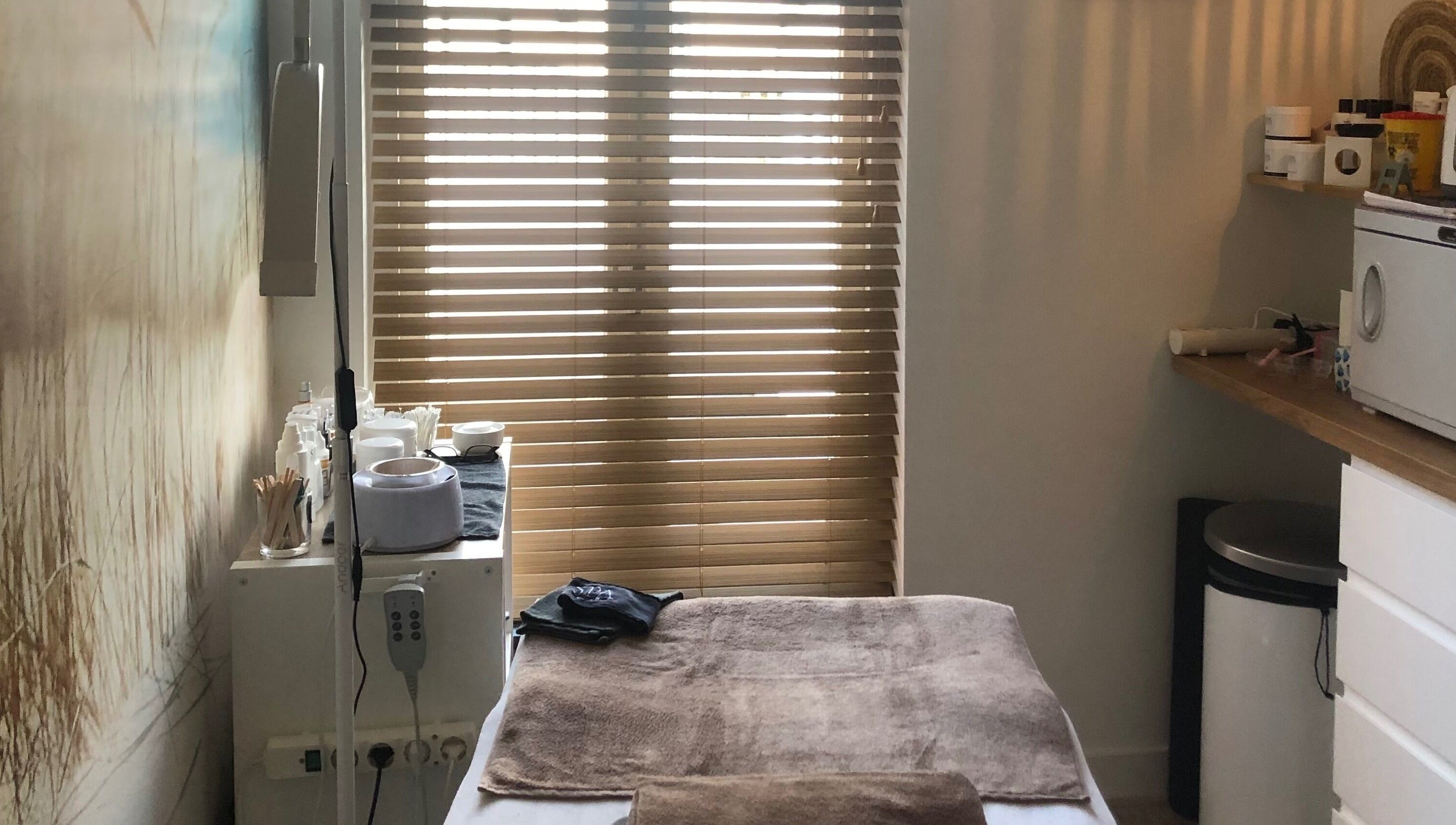 Gezellige behandelkamer bij Schoonheidssalon Claudia, Zandvoort, Noord-holland, NL voor ultieme wellness.