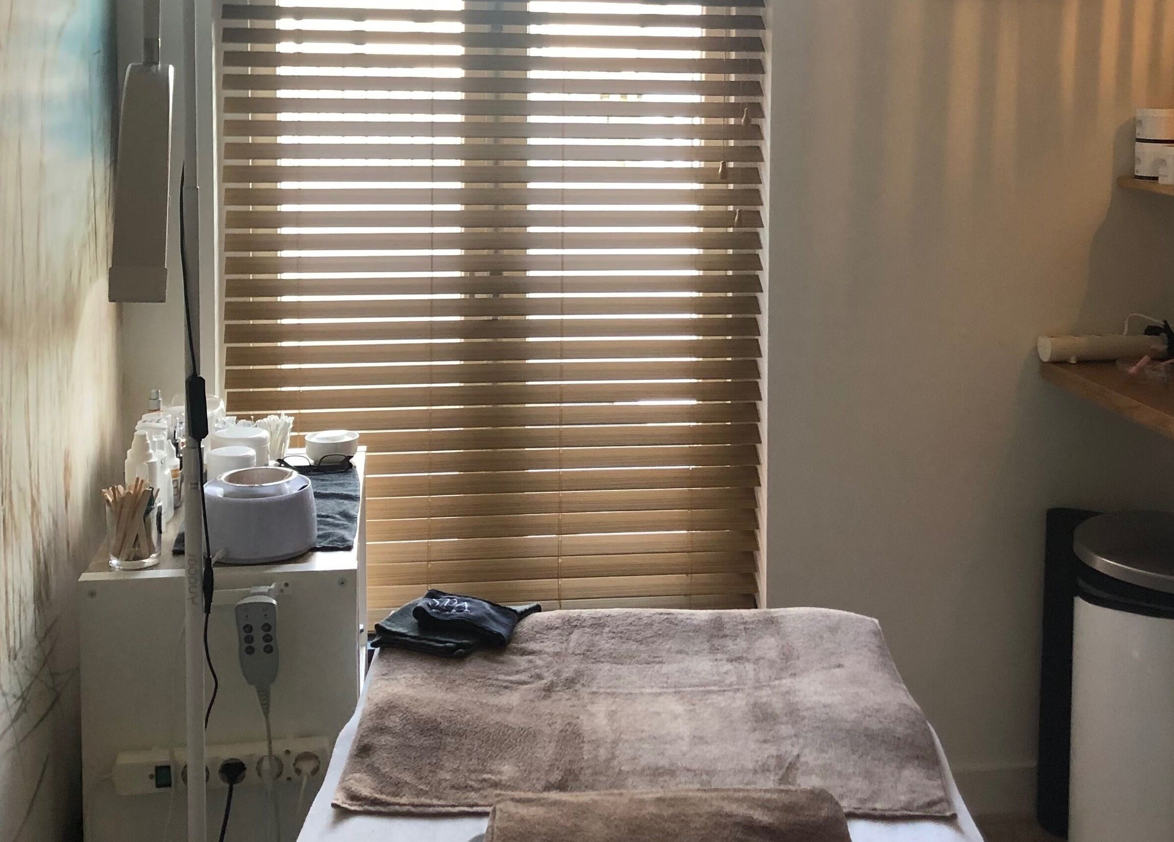 Gezellige behandelkamer bij Schoonheidssalon Claudia, Zandvoort, Noord-holland, NL voor ultieme wellness.