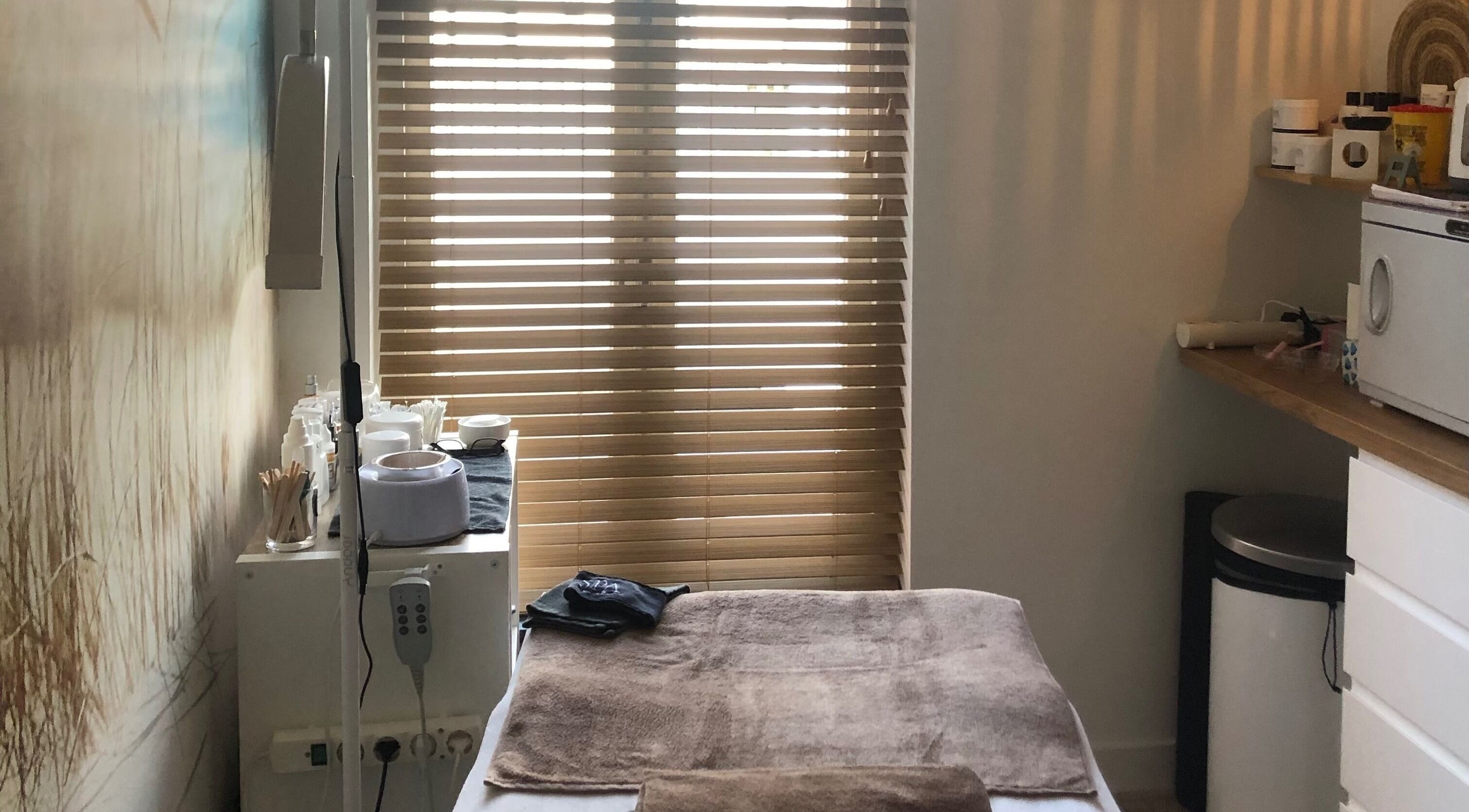 Gezellige behandelkamer bij Schoonheidssalon Claudia, Zandvoort, Noord-holland, NL voor ultieme wellness.