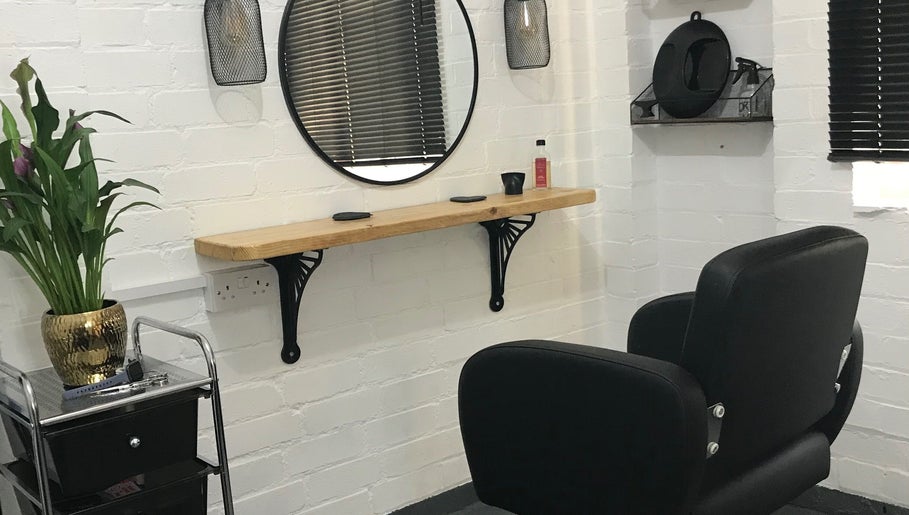 The Hairdressing Studio, Denton slika 1