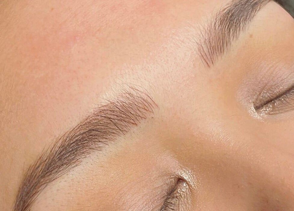 Expertly shaped eyebrows at Studio Twenty2, Heddon-on-the-Wall, England, GB for a refined beauty look.