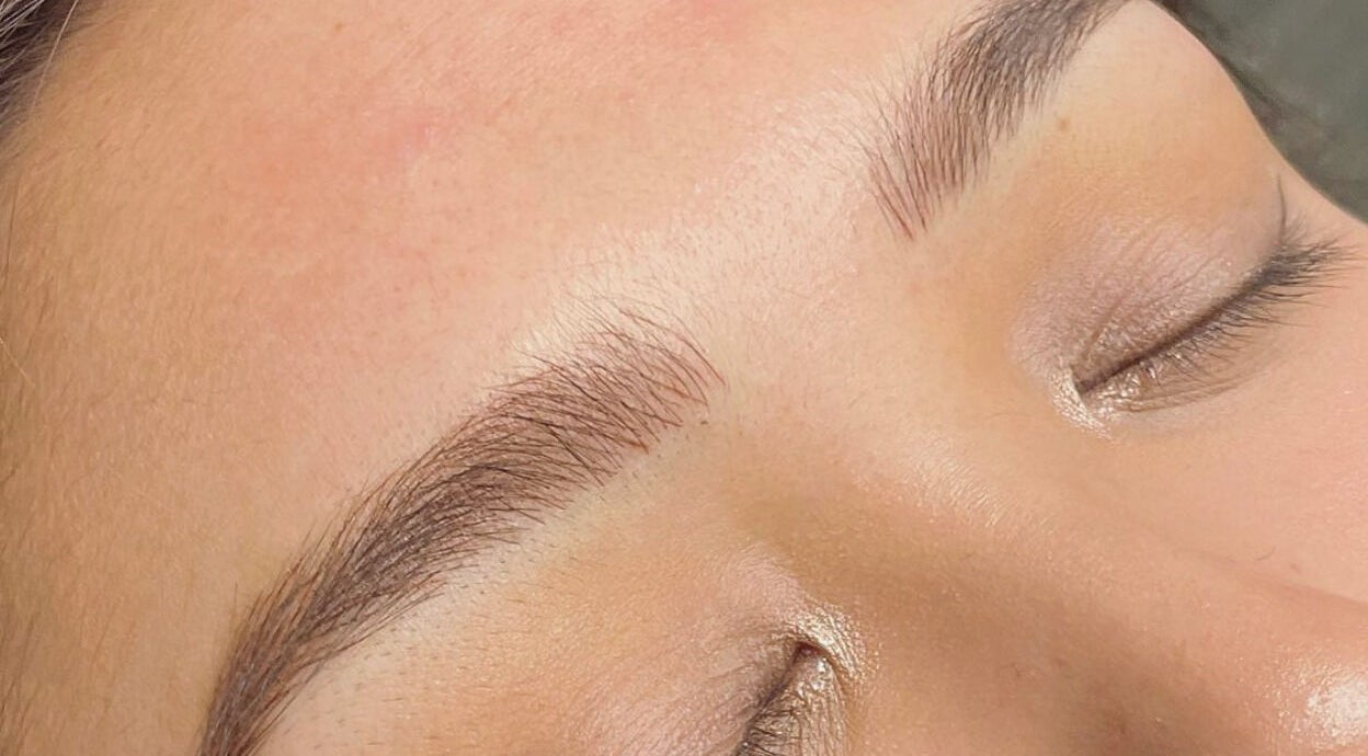 Expertly shaped eyebrows at Studio Twenty2, Heddon-on-the-Wall, England, GB for a refined beauty look.