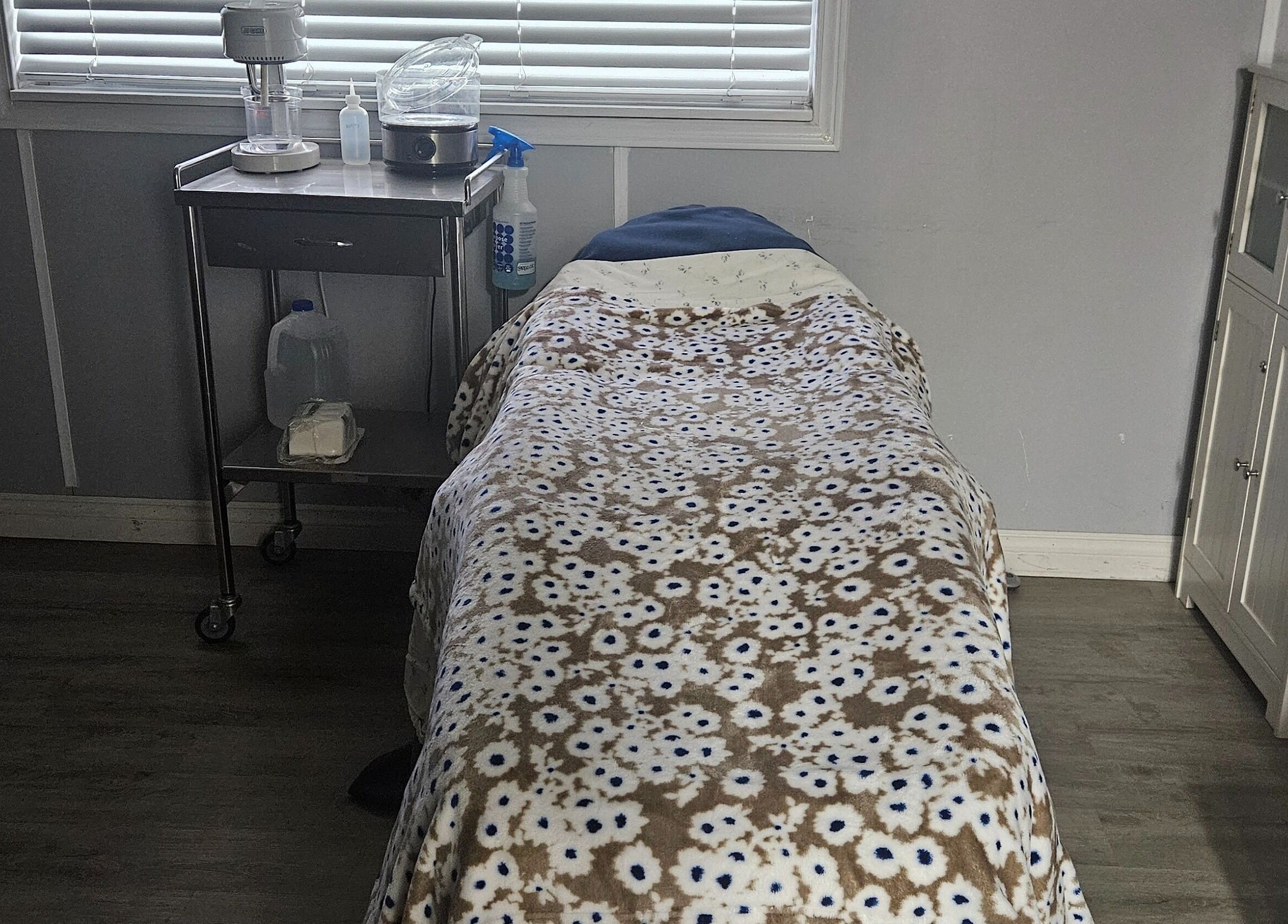 Cozy treatment room at Victoria Farris, Lewiston, Idaho, US with floral blanket on massage table.