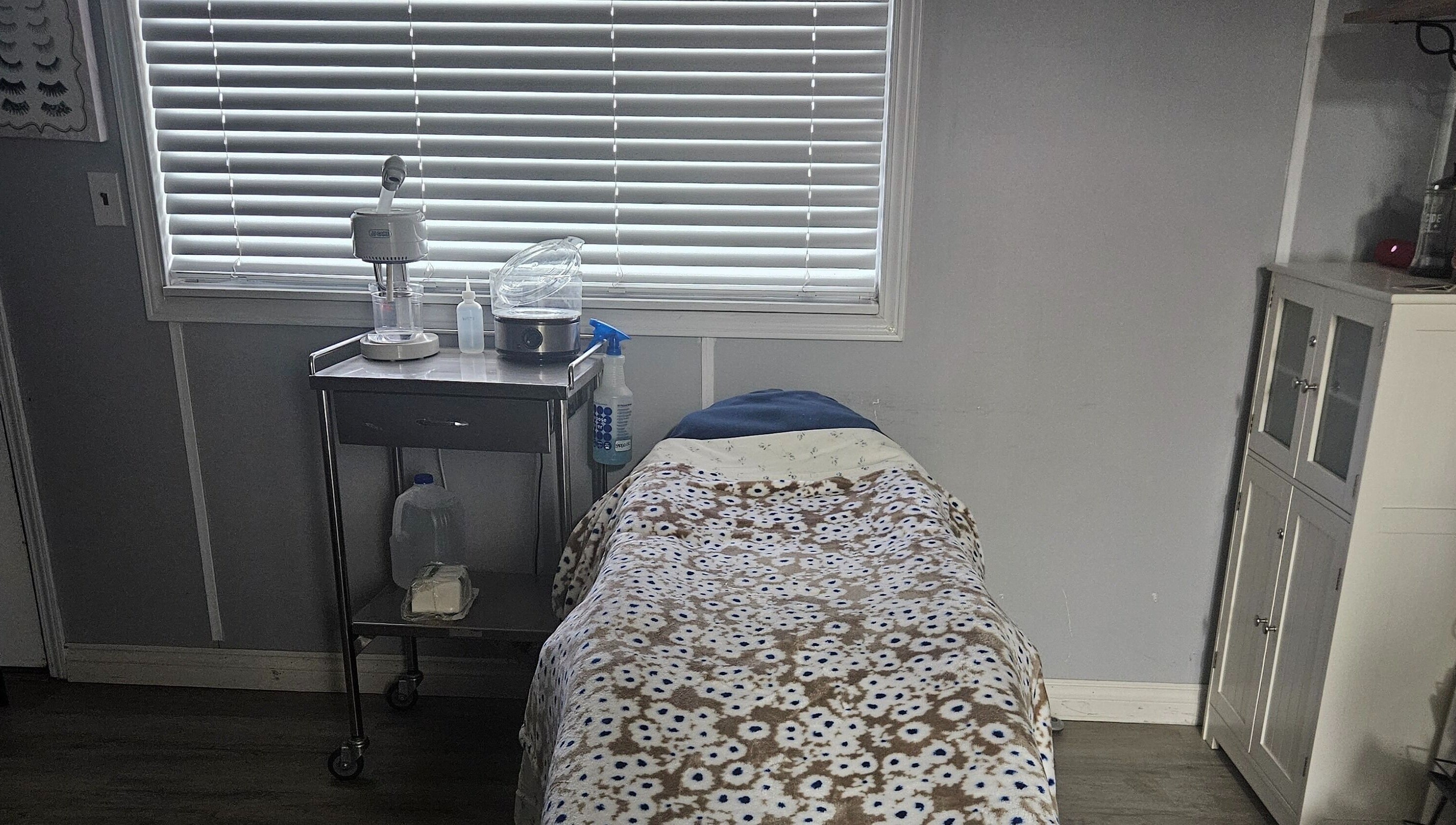 Cozy spa bed and equipment in Victoria Farris, Lewiston, Idaho, US beauty and wellness venue.