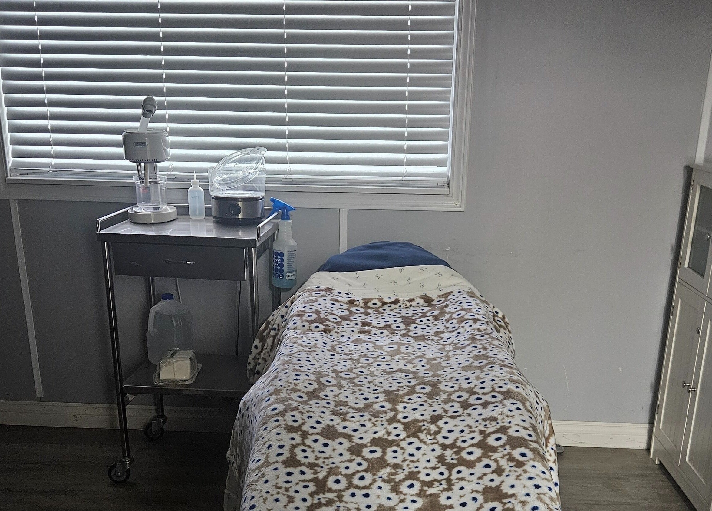 Cozy spa bed and equipment in Victoria Farris, Lewiston, Idaho, US beauty and wellness venue.