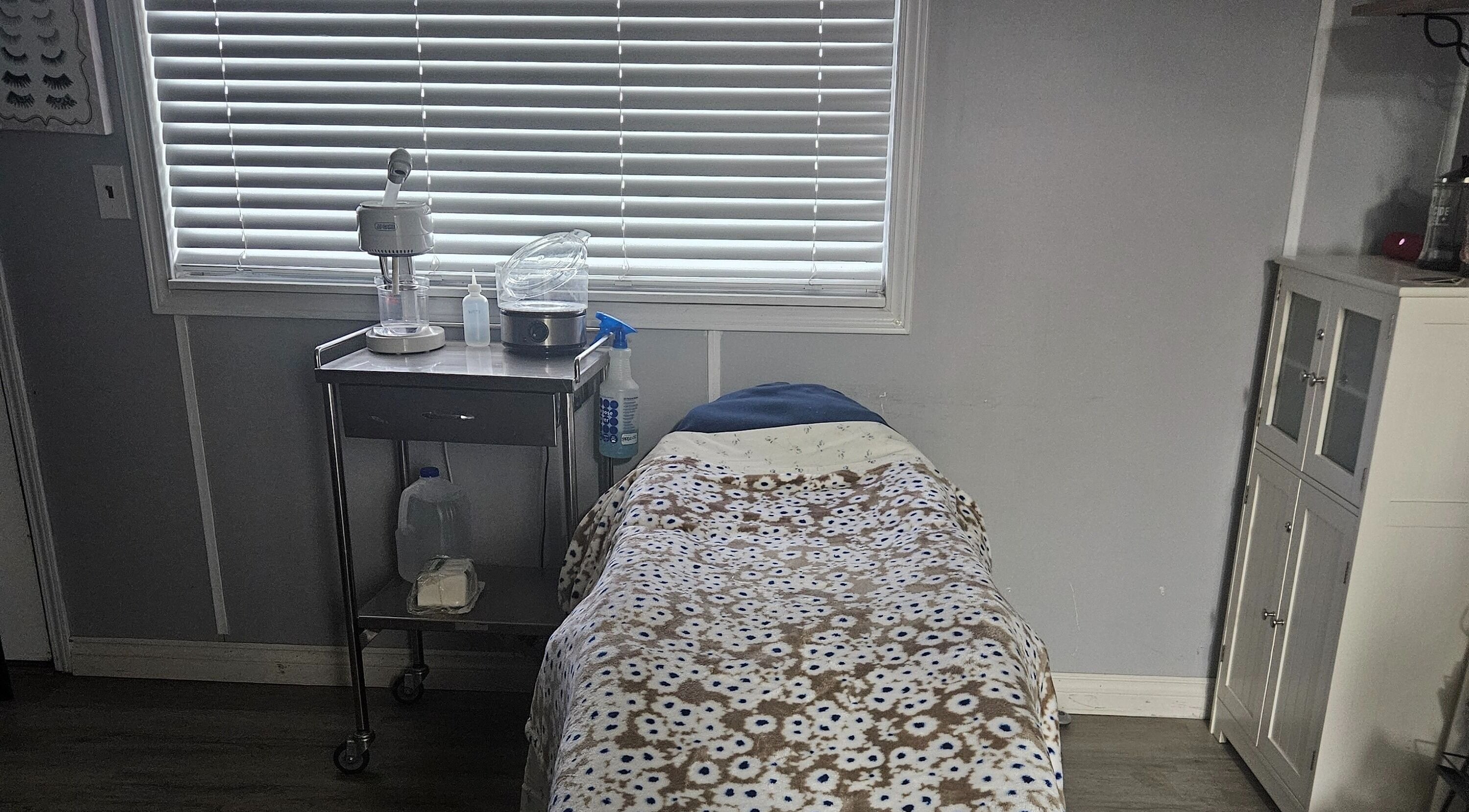 Cozy spa bed and equipment in Victoria Farris, Lewiston, Idaho, US beauty and wellness venue.